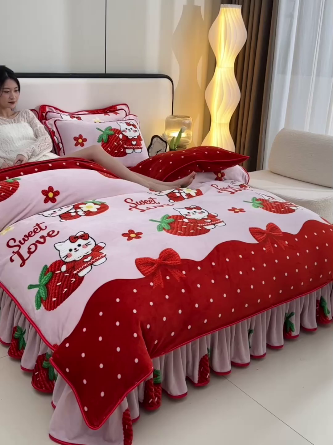 91家纺网 家纺一手货源 找家纺 新8.5-9.5斤法莱绒四件套珊瑚牛奶金貂绒四件套床裙 草莓猫