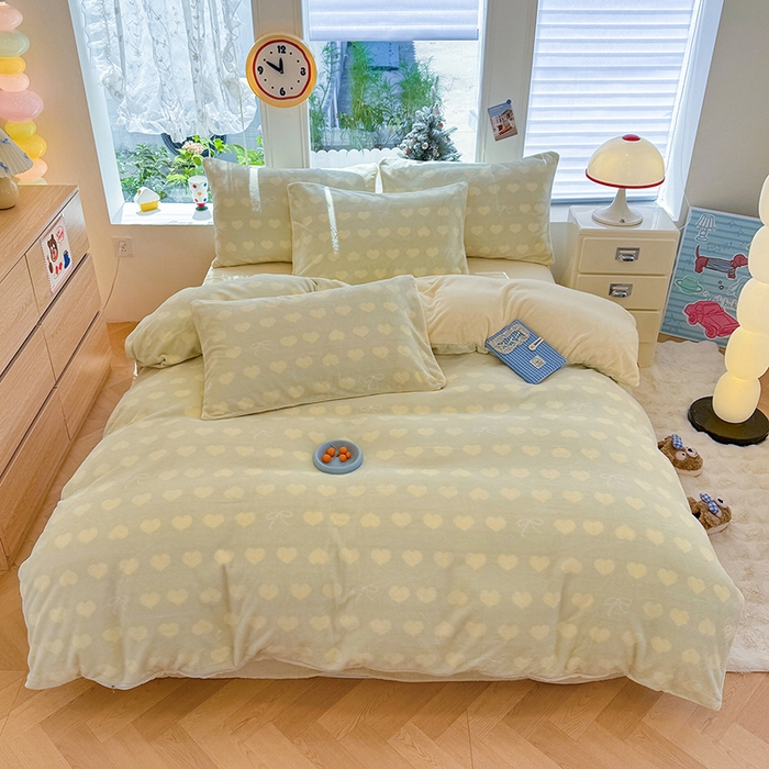 91家纺网 家纺一手货源 找家纺 酱子 2025新款200克高克重印花牛奶绒四件套 爱心蝴蝶结