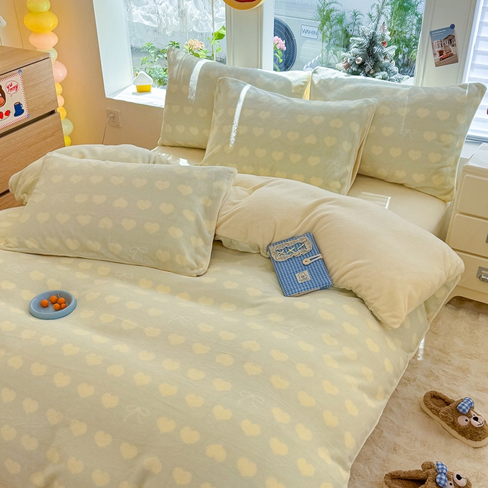 91家纺网 家纺一手货源 找家纺 酱子 2025新款200克高克重印花牛奶绒四件套 爱心蝴蝶结