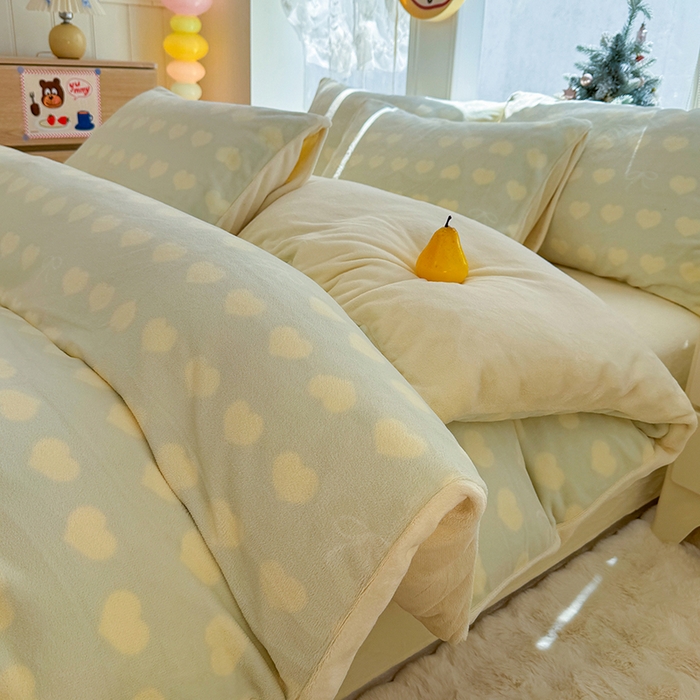 91家纺网 家纺一手货源 找家纺 酱子 2025新款200克高克重印花牛奶绒四件套 爱心蝴蝶结