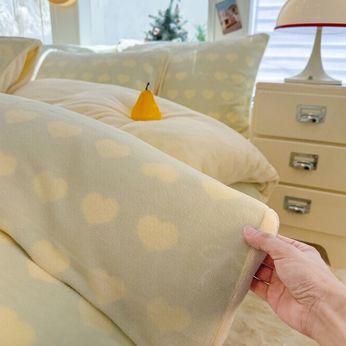 91家纺网 家纺一手货源 找家纺 酱子 2025新款200克高克重印花牛奶绒四件套 爱心蝴蝶结