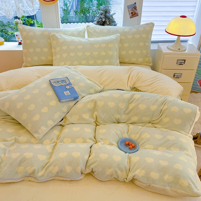 91家纺网 家纺一手货源 找家纺 酱子 2025新款200克高克重印花牛奶绒四件套 爱心蝴蝶结