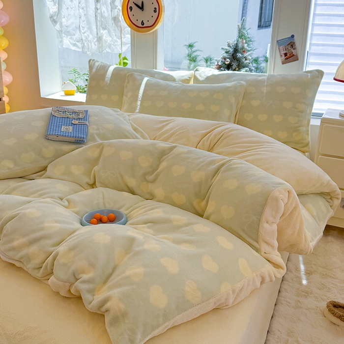 91家纺网 家纺一手货源 找家纺 酱子 2025新款200克高克重印花牛奶绒四件套 爱心蝴蝶结