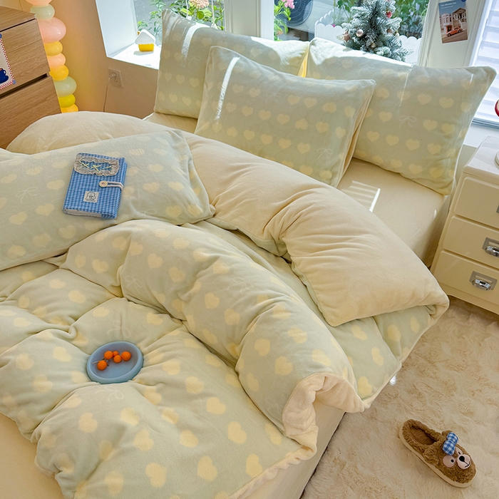 91家纺网 家纺一手货源 找家纺 酱子 2025新款200克高克重印花牛奶绒四件套 爱心蝴蝶结