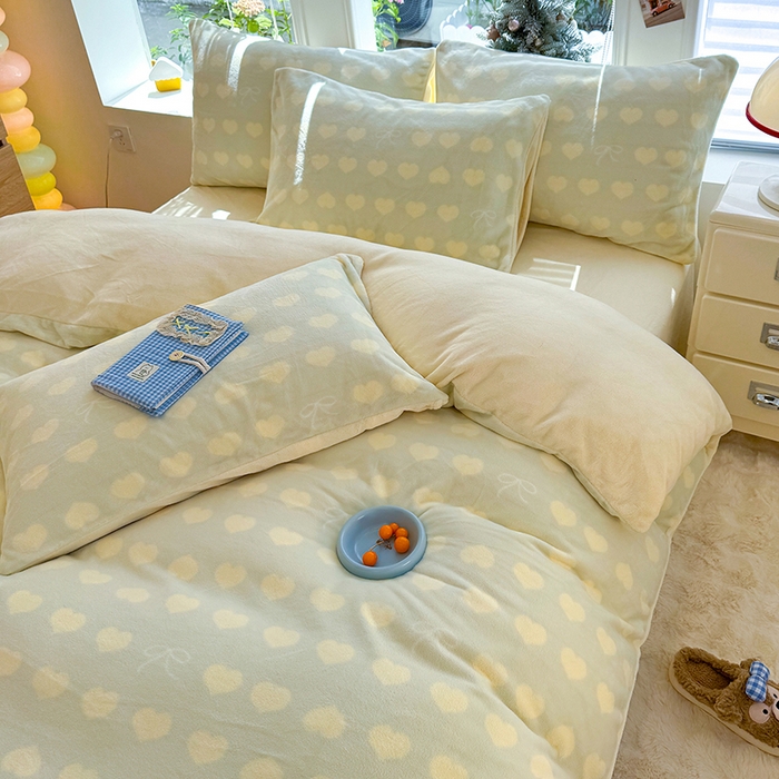 91家纺网 家纺一手货源 找家纺 酱子 2025新款200克高克重印花牛奶绒四件套 爱心蝴蝶结