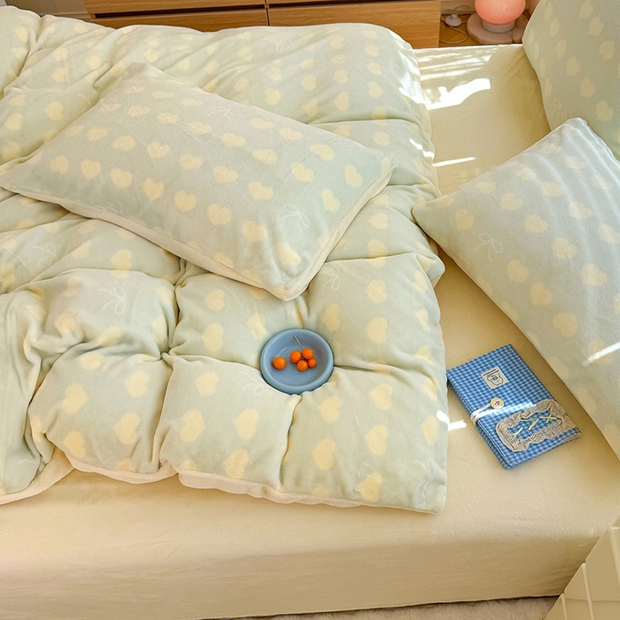 91家纺网 家纺一手货源 找家纺 酱子 2025新款200克高克重印花牛奶绒四件套 爱心蝴蝶结