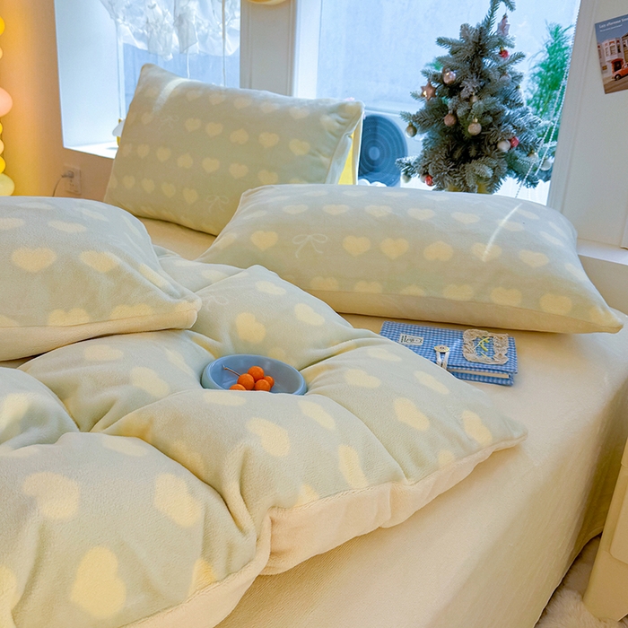 91家纺网 家纺一手货源 找家纺 酱子 2025新款200克高克重印花牛奶绒四件套 爱心蝴蝶结