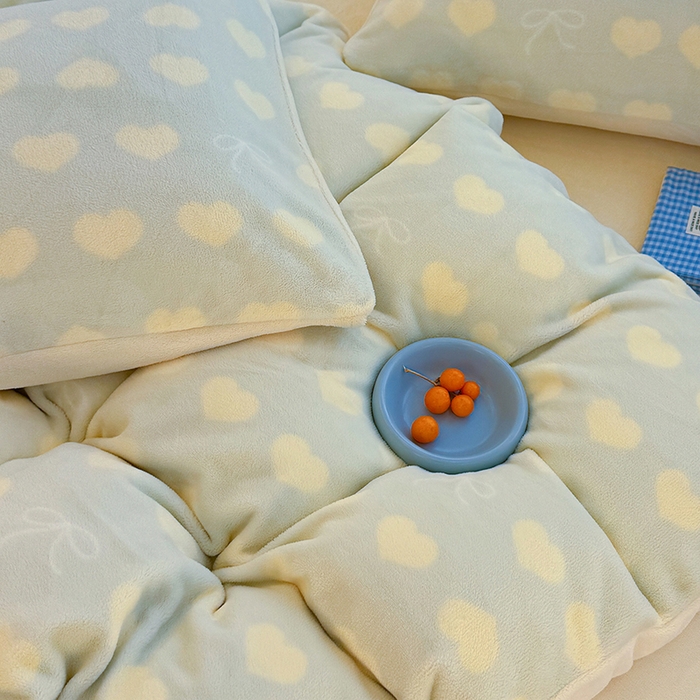 91家纺网 家纺一手货源 找家纺 酱子 2025新款200克高克重印花牛奶绒四件套 爱心蝴蝶结