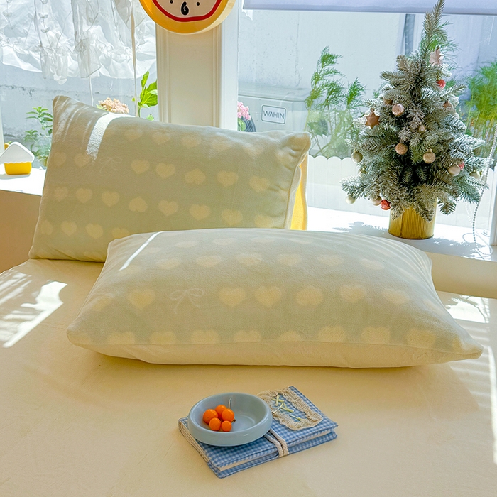 91家纺网 家纺一手货源 找家纺 酱子 2025新款200克高克重印花牛奶绒四件套 爱心蝴蝶结