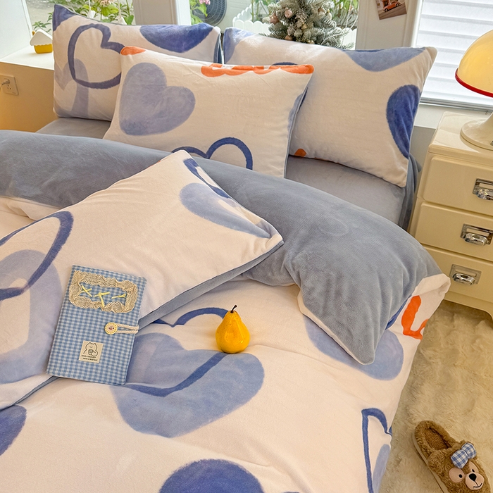 91家纺网 家纺一手货源 找家纺 酱子 2025新款200克高克重印花牛奶绒四件套 爱心絮语