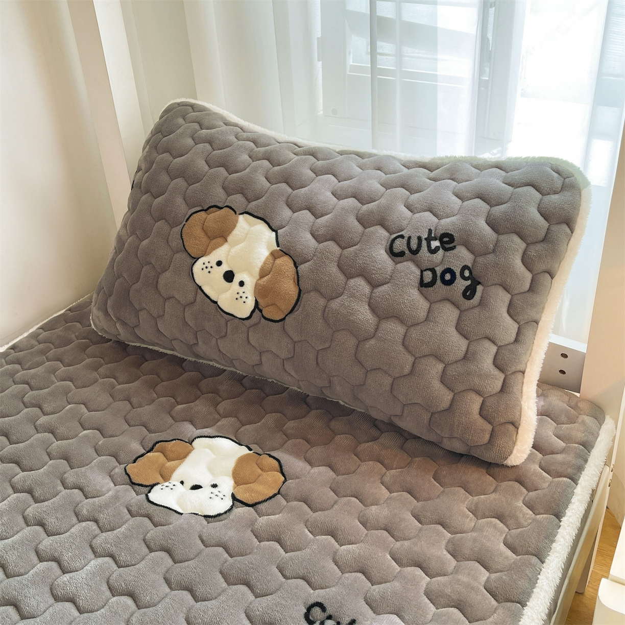 91家纺网 家纺一手货源 找家纺 雯豆家纺 2025新款学生上下铺加厚牛奶绒夹棉床笠宿舍大学生床垫保护套 牛奶绒床笠-阳光狗