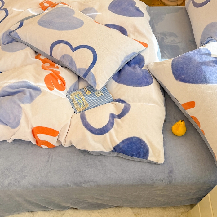 91家纺网 家纺一手货源 找家纺 酱子 2025新款200克高克重印花牛奶绒四件套 爱心絮语