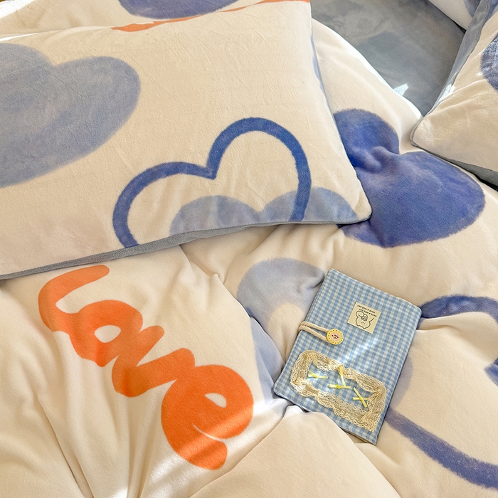 91家纺网 家纺一手货源 找家纺 酱子 2025新款200克高克重印花牛奶绒四件套 爱心絮语