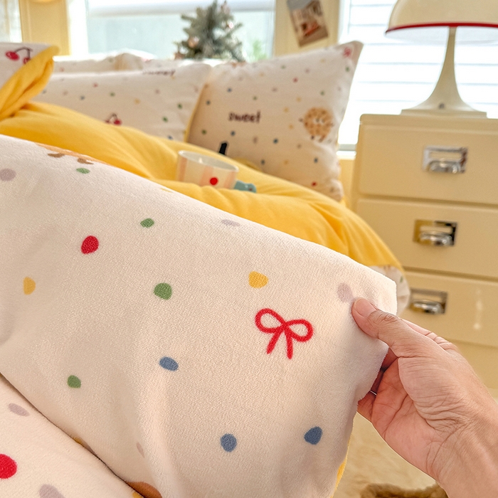 91家纺网 家纺一手货源 找家纺 酱子 2025新款200克高克重印花牛奶绒四件套 饼干派对