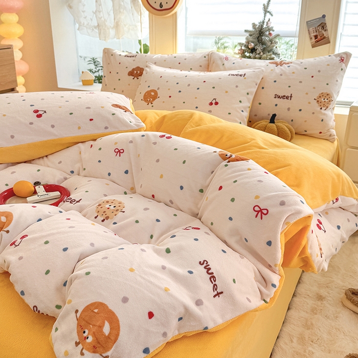 91家纺网 家纺一手货源 找家纺 酱子 2025新款200克高克重印花牛奶绒四件套 饼干派对