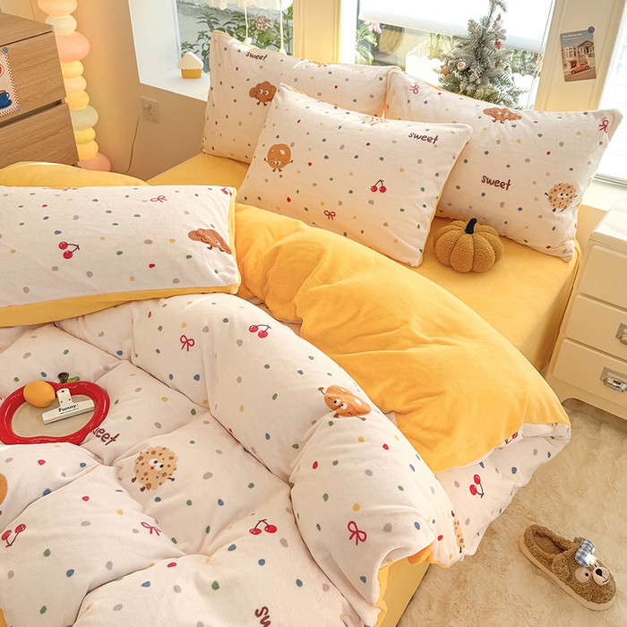 91家纺网 家纺一手货源 找家纺 酱子 2025新款200克高克重印花牛奶绒四件套 饼干派对