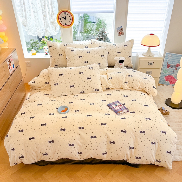 91家纺网 家纺一手货源 找家纺 酱子 2025新款200克高克重印花牛奶绒四件套 波点蝶影