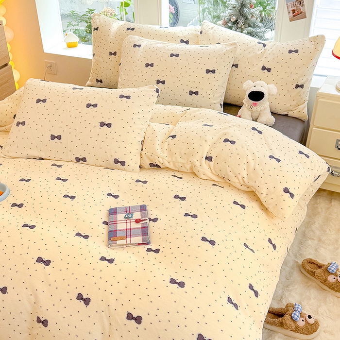 91家纺网 家纺一手货源 找家纺 酱子 2025新款200克高克重印花牛奶绒四件套 波点蝶影