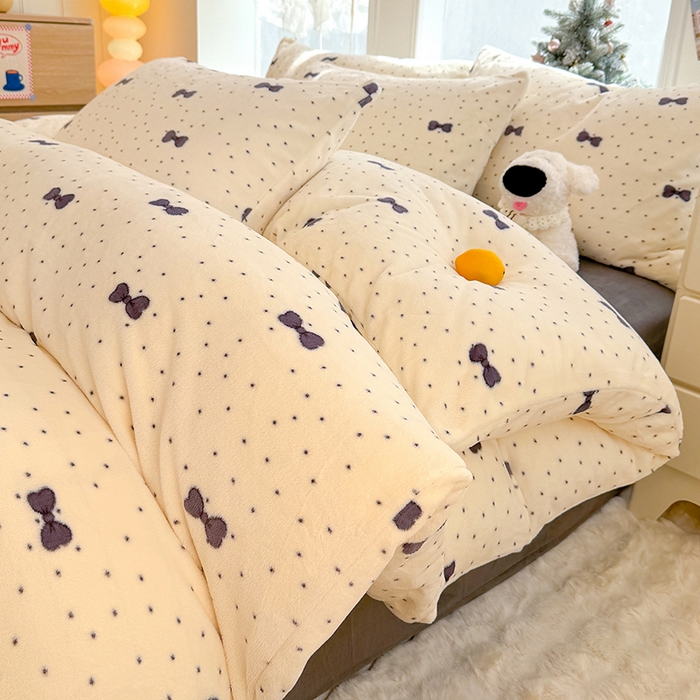 91家纺网 家纺一手货源 找家纺 酱子 2025新款200克高克重印花牛奶绒四件套 波点蝶影