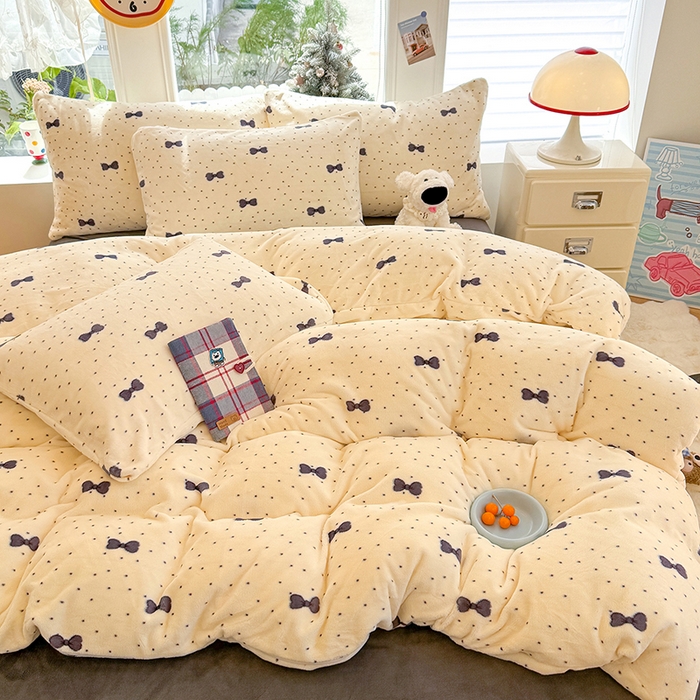 91家纺网 家纺一手货源 找家纺 酱子 2025新款200克高克重印花牛奶绒四件套 波点蝶影