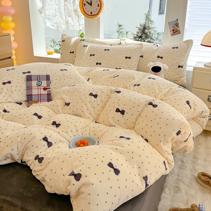 91家纺网 家纺一手货源 找家纺 酱子 2025新款200克高克重印花牛奶绒四件套 波点蝶影