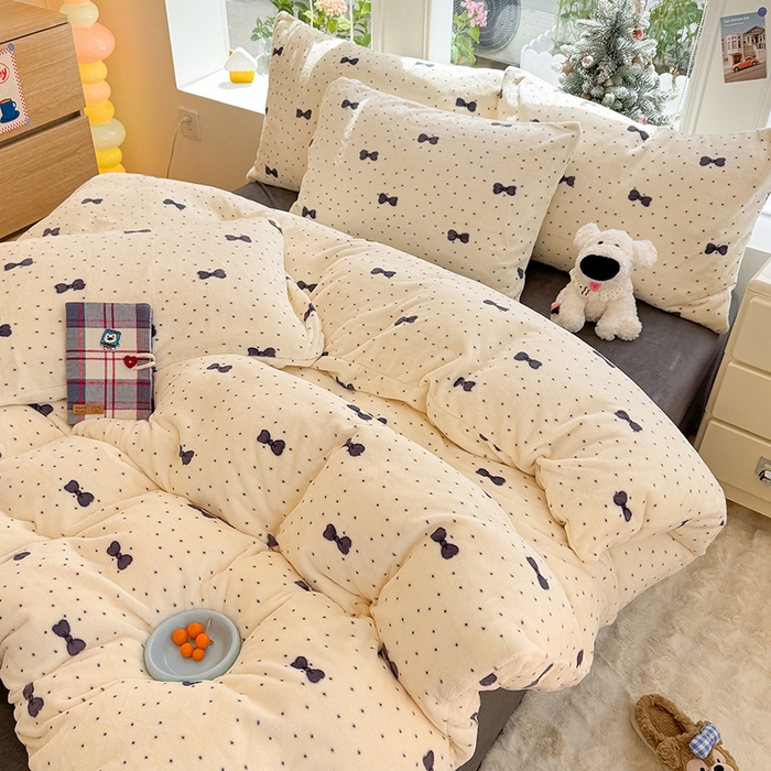 91家纺网 家纺一手货源 找家纺 酱子 2025新款200克高克重印花牛奶绒四件套 波点蝶影