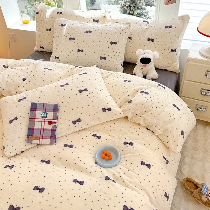 91家纺网 家纺一手货源 找家纺 酱子 2025新款200克高克重印花牛奶绒四件套 波点蝶影