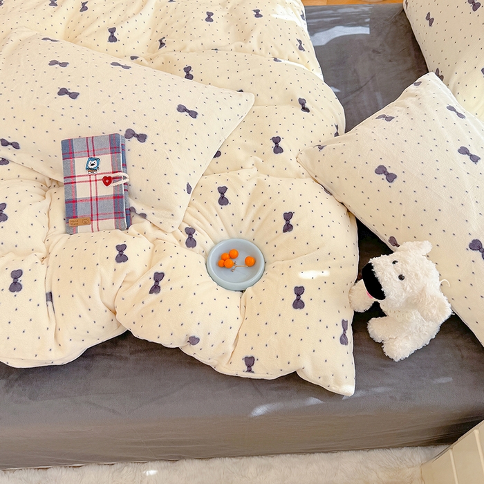 91家纺网 家纺一手货源 找家纺 酱子 2025新款200克高克重印花牛奶绒四件套 波点蝶影