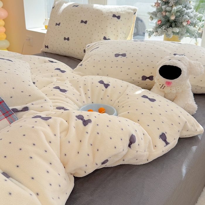 91家纺网 家纺一手货源 找家纺 酱子 2025新款200克高克重印花牛奶绒四件套 波点蝶影