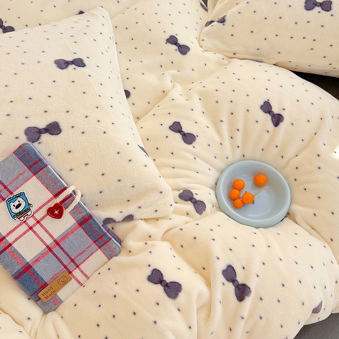 91家纺网 家纺一手货源 找家纺 酱子 2025新款200克高克重印花牛奶绒四件套 波点蝶影