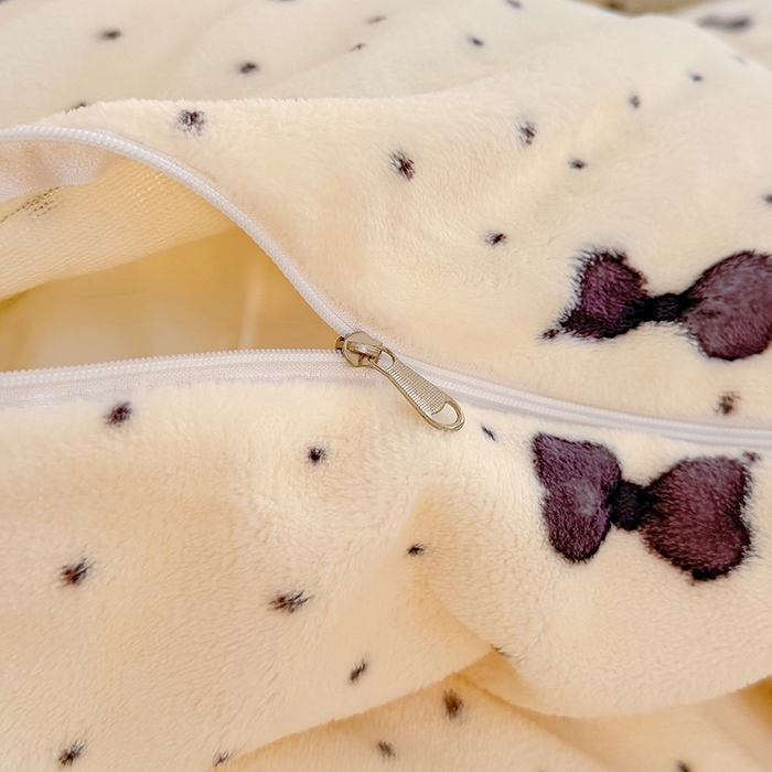 91家纺网 家纺一手货源 找家纺 酱子 2025新款200克高克重印花牛奶绒四件套 波点蝶影