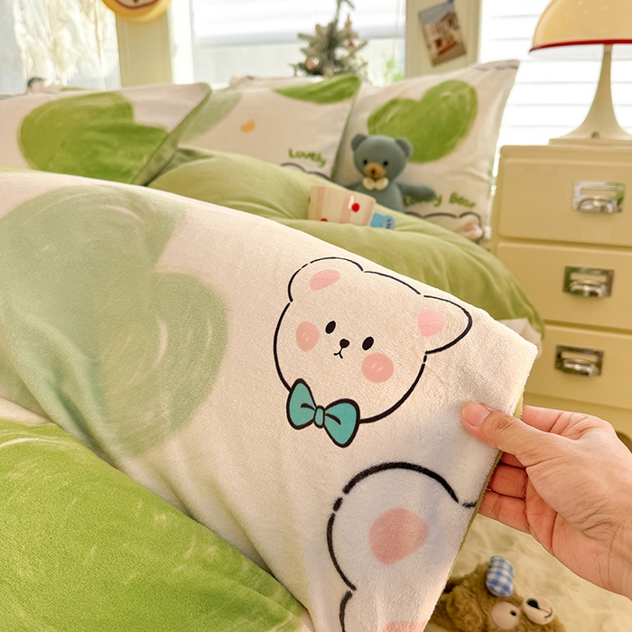 91家纺网 家纺一手货源 找家纺 酱子 2025新款200克高克重印花牛奶绒四件套 翠心熊逸