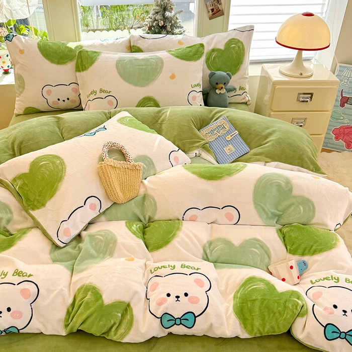 91家纺网 家纺一手货源 找家纺 酱子 2025新款200克高克重印花牛奶绒四件套 翠心熊逸