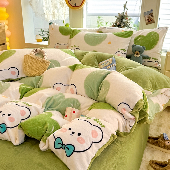 91家纺网 家纺一手货源 找家纺 酱子 2025新款200克高克重印花牛奶绒四件套 翠心熊逸