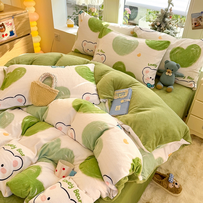 91家纺网 家纺一手货源 找家纺 酱子 2025新款200克高克重印花牛奶绒四件套 翠心熊逸