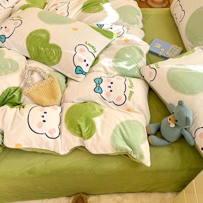 91家纺网 家纺一手货源 找家纺 酱子 2025新款200克高克重印花牛奶绒四件套 翠心熊逸