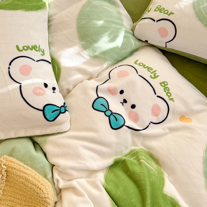 91家纺网 家纺一手货源 找家纺 酱子 2025新款200克高克重印花牛奶绒四件套 翠心熊逸