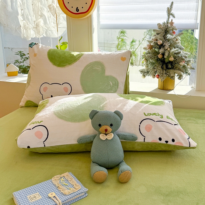 91家纺网 家纺一手货源 找家纺 酱子 2025新款200克高克重印花牛奶绒四件套 翠心熊逸