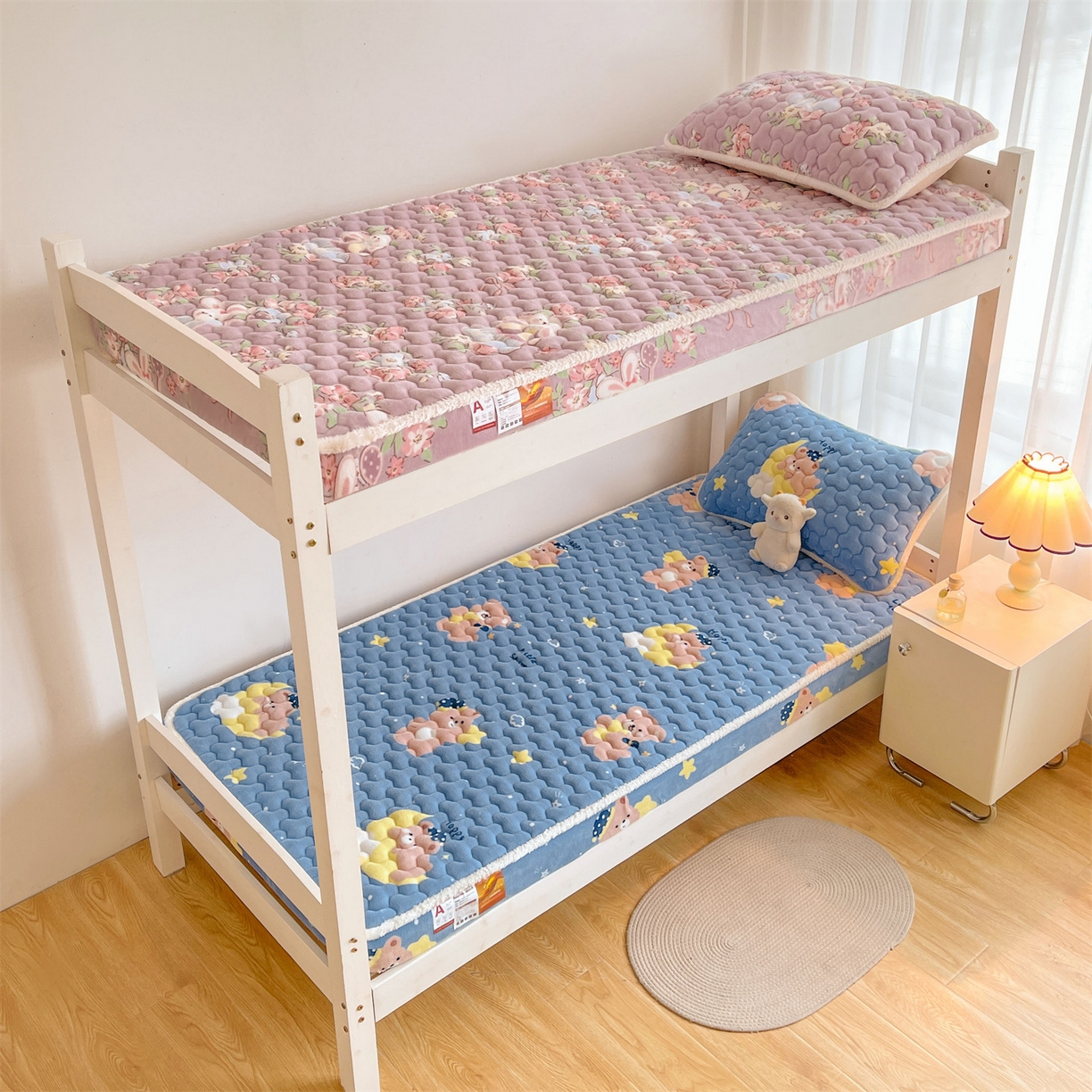 91家纺网 家纺一手货源 找家纺 雯豆家纺 2025新款学生上下铺加厚牛奶绒夹棉床笠宿舍大学生床垫保护套 牛奶绒床笠-花花仙子