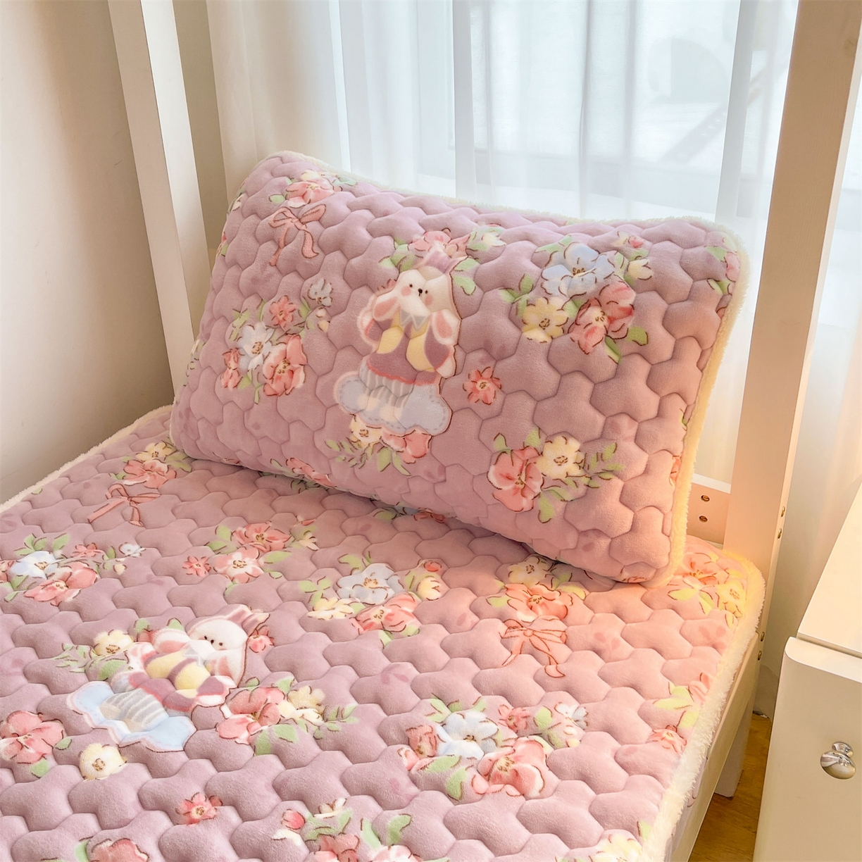 91家纺网 家纺一手货源 找家纺 雯豆家纺 2025新款学生上下铺加厚牛奶绒夹棉床笠宿舍大学生床垫保护套 牛奶绒床笠-花花仙子