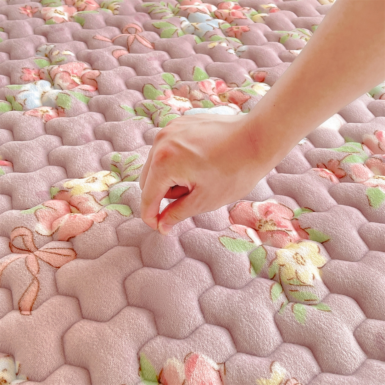 91家纺网 家纺一手货源 找家纺 雯豆家纺 2025新款学生上下铺加厚牛奶绒夹棉床笠宿舍大学生床垫保护套 牛奶绒床笠-花花仙子