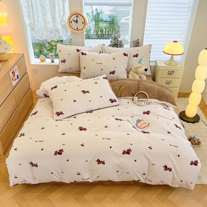 91家纺网 家纺一手货源 找家纺 酱子 2025新款200克高克重印花牛奶绒四件套 绯色腊肠趣