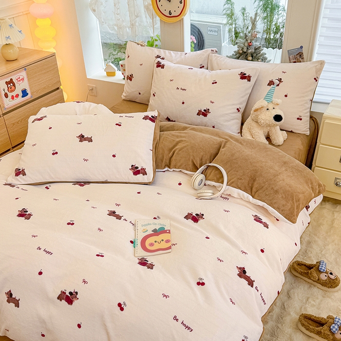 91家纺网 家纺一手货源 找家纺 酱子 2025新款200克高克重印花牛奶绒四件套 绯色腊肠趣