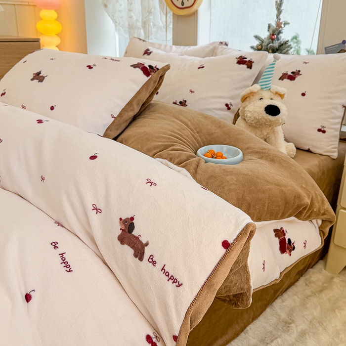 91家纺网 家纺一手货源 找家纺 酱子 2025新款200克高克重印花牛奶绒四件套 绯色腊肠趣