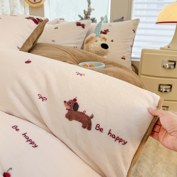 91家纺网 家纺一手货源 找家纺 酱子 2025新款200克高克重印花牛奶绒四件套 绯色腊肠趣