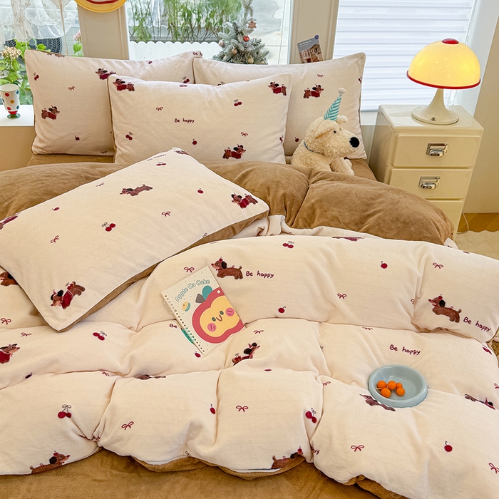 91家纺网 家纺一手货源 找家纺 酱子 2025新款200克高克重印花牛奶绒四件套 绯色腊肠趣