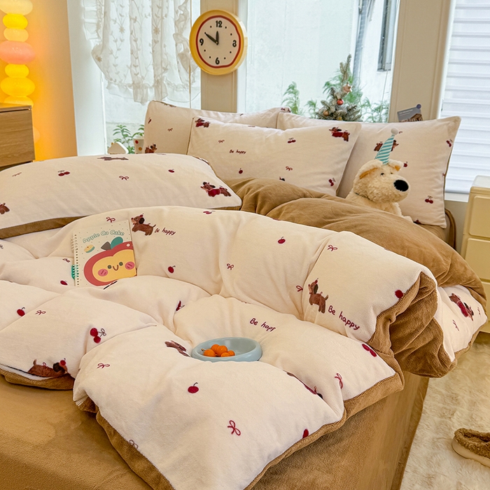 91家纺网 家纺一手货源 找家纺 酱子 2025新款200克高克重印花牛奶绒四件套 绯色腊肠趣