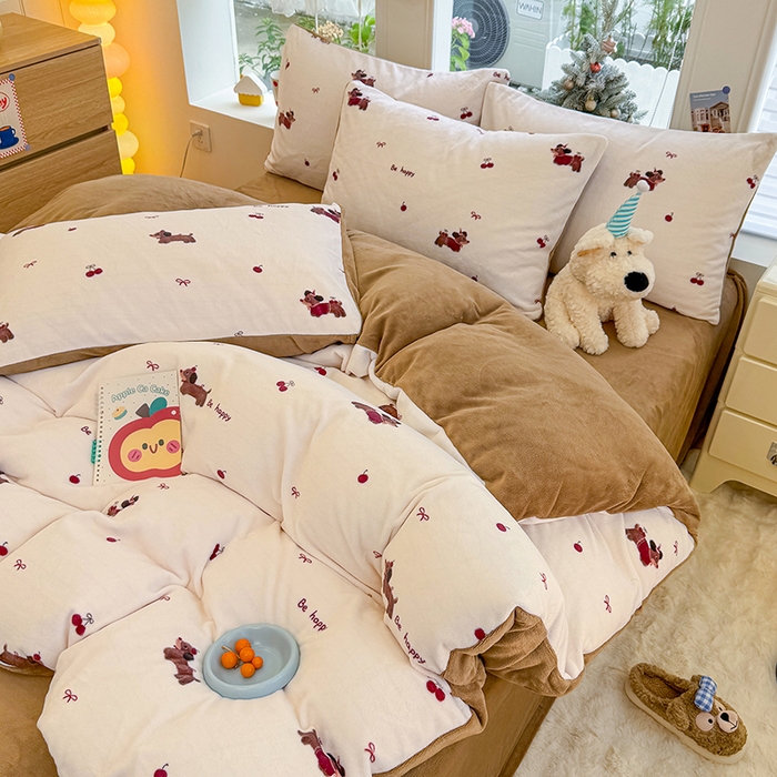 91家纺网 家纺一手货源 找家纺 酱子 2025新款200克高克重印花牛奶绒四件套 绯色腊肠趣