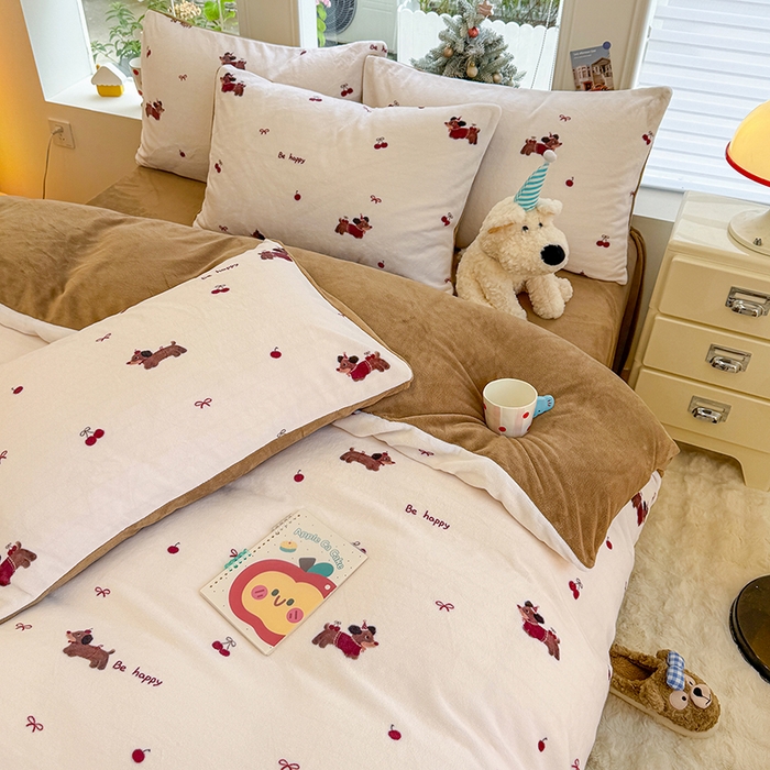 91家纺网 家纺一手货源 找家纺 酱子 2025新款200克高克重印花牛奶绒四件套 绯色腊肠趣