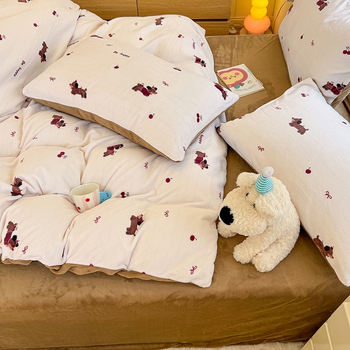 91家纺网 家纺一手货源 找家纺 酱子 2025新款200克高克重印花牛奶绒四件套 绯色腊肠趣